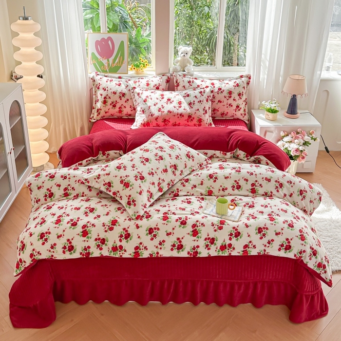 91家纺网 家纺一手货源 找家纺 梓之赫 2025新款保暖舒适牛奶绒印花夹棉床盖四件套 花盏-白