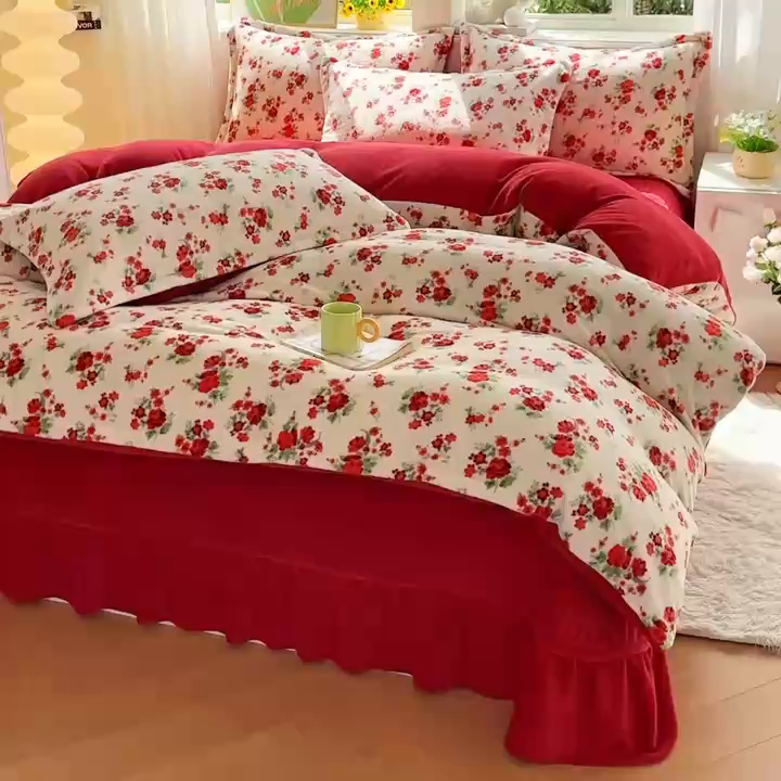 91家纺网 家纺一手货源 找家纺 梓之赫 2025新款保暖舒适牛奶绒印花夹棉床盖四件套 花盏-白