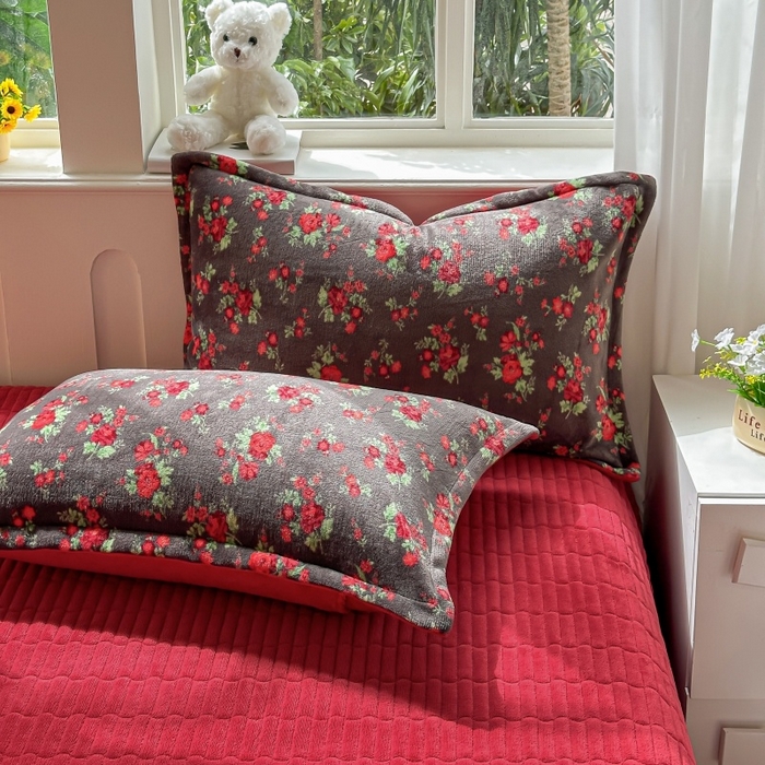 91家纺网 家纺一手货源 找家纺 梓之赫 2025新款保暖舒适牛奶绒印花夹棉床盖四件套 花盏-黑