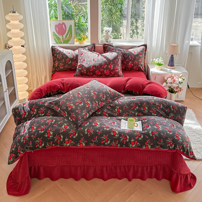 91家纺网 家纺一手货源 找家纺 梓之赫 2025新款保暖舒适牛奶绒印花夹棉床盖四件套 花盏-黑