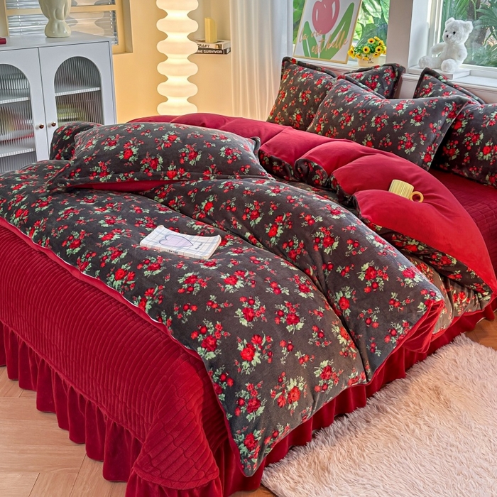 91家纺网 家纺一手货源 找家纺 梓之赫 2025新款保暖舒适牛奶绒印花夹棉床盖四件套 花盏-黑