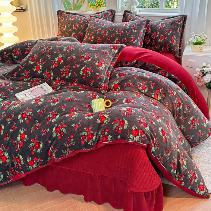 91家纺网 家纺一手货源 找家纺 梓之赫 2025新款保暖舒适牛奶绒印花夹棉床盖四件套 花盏-黑