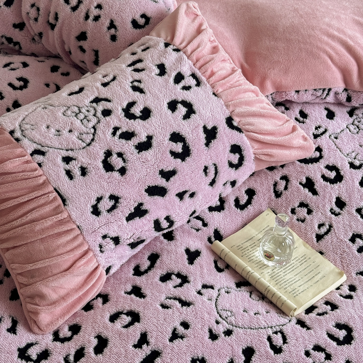 91家纺网 家纺一手货源 找家纺 新印象 2025新款法式阳离子绒保暖床盖四件套 斑豹粉