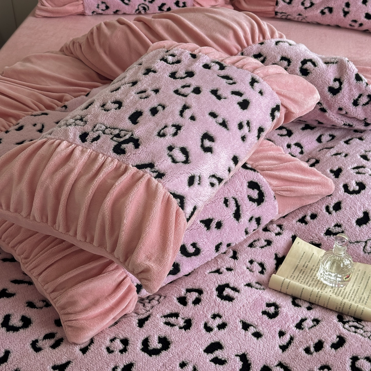 91家纺网 家纺一手货源 找家纺 新印象 2025新款法式阳离子绒保暖床盖四件套 斑豹粉