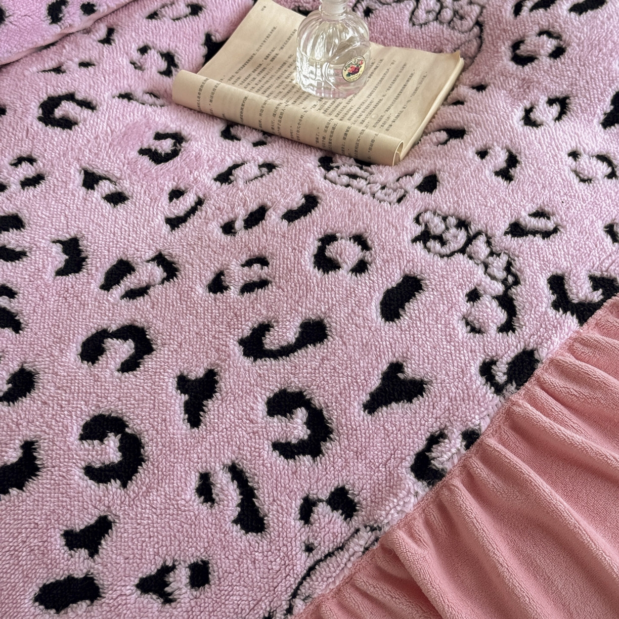 91家纺网 家纺一手货源 找家纺 新印象 2025新款法式阳离子绒保暖床盖四件套 斑豹粉