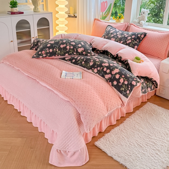 91家纺网 家纺一手货源 找家纺 梓之赫 2025新款保暖舒适牛奶绒印花夹棉床盖四件套 眷恋