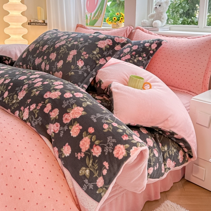 91家纺网 家纺一手货源 找家纺 梓之赫 2025新款保暖舒适牛奶绒印花夹棉床盖四件套 眷恋