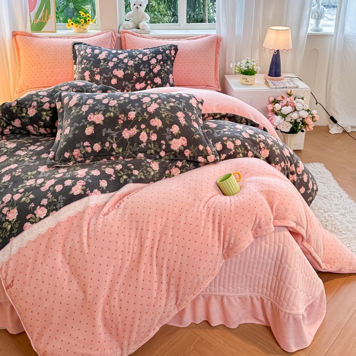 91家纺网 家纺一手货源 找家纺 梓之赫 2025新款保暖舒适牛奶绒印花夹棉床盖四件套 眷恋