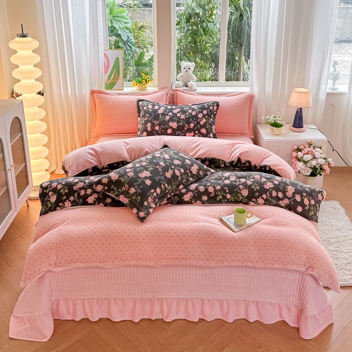 91家纺网 家纺一手货源 找家纺 梓之赫 2025新款保暖舒适牛奶绒印花夹棉床盖四件套 眷恋