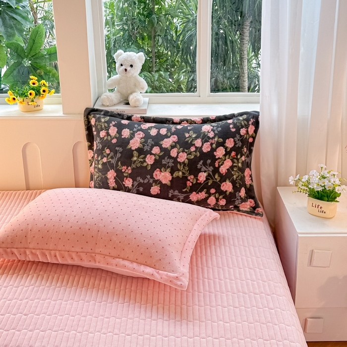 91家纺网 家纺一手货源 找家纺 梓之赫 2025新款保暖舒适牛奶绒印花夹棉床盖四件套 眷恋