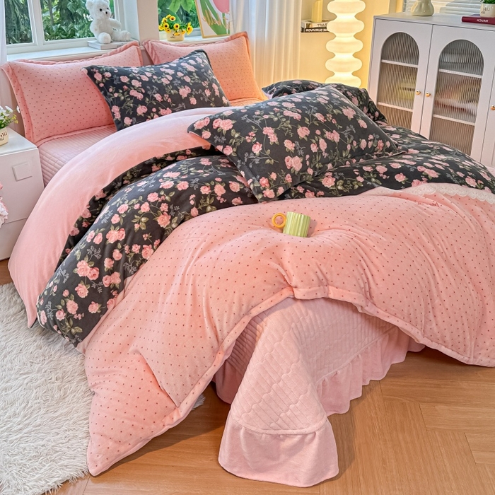 91家纺网 家纺一手货源 找家纺 梓之赫 2025新款保暖舒适牛奶绒印花夹棉床盖四件套 眷恋