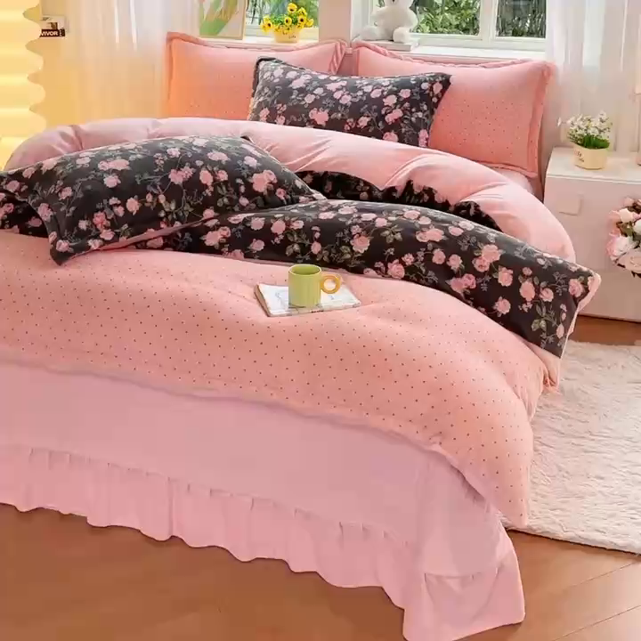 91家纺网 家纺一手货源 找家纺 梓之赫 2025新款保暖舒适牛奶绒印花夹棉床盖四件套 眷恋