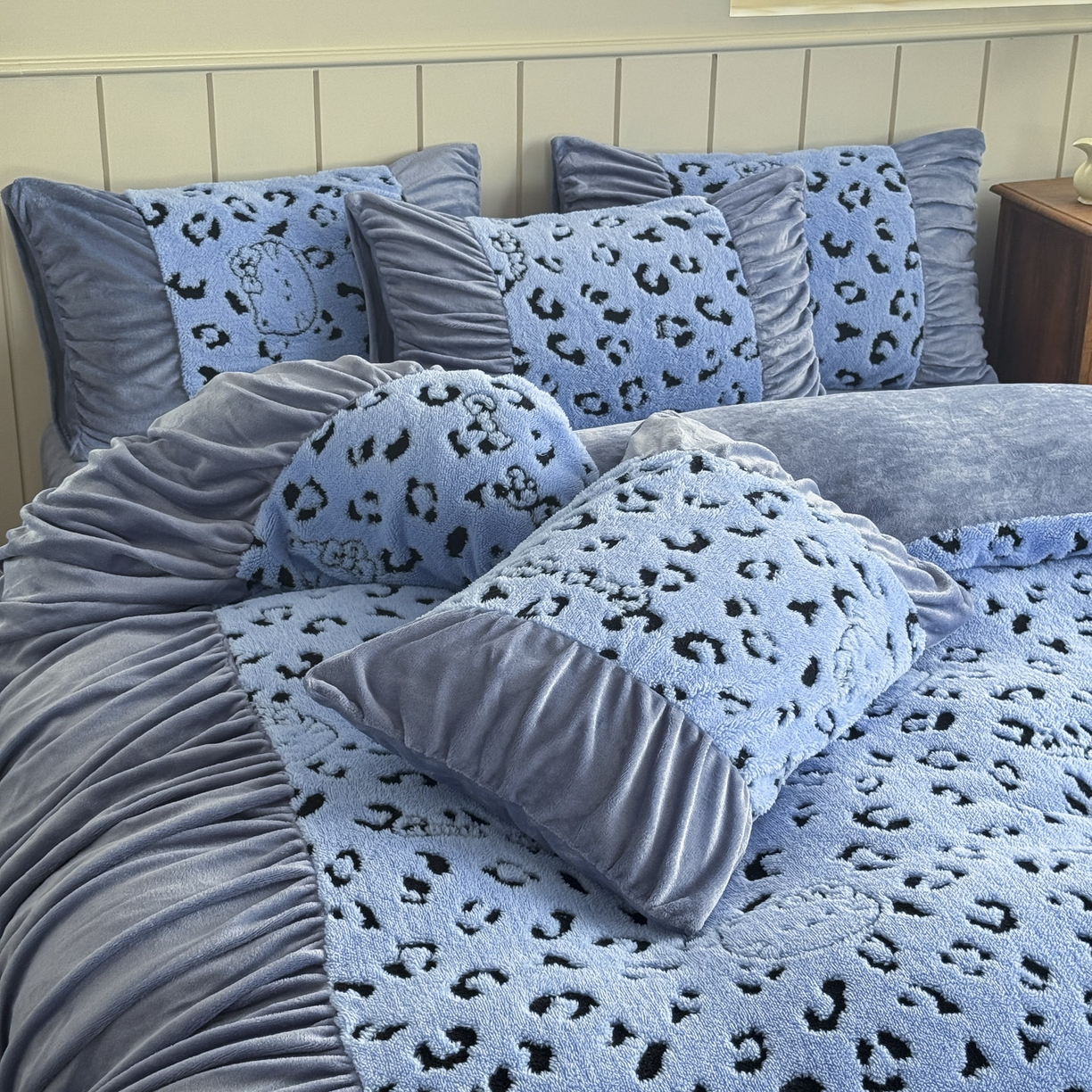 91家纺网 家纺一手货源 找家纺 新印象 2025新款法式阳离子绒保暖床盖四件套 斑豹蓝