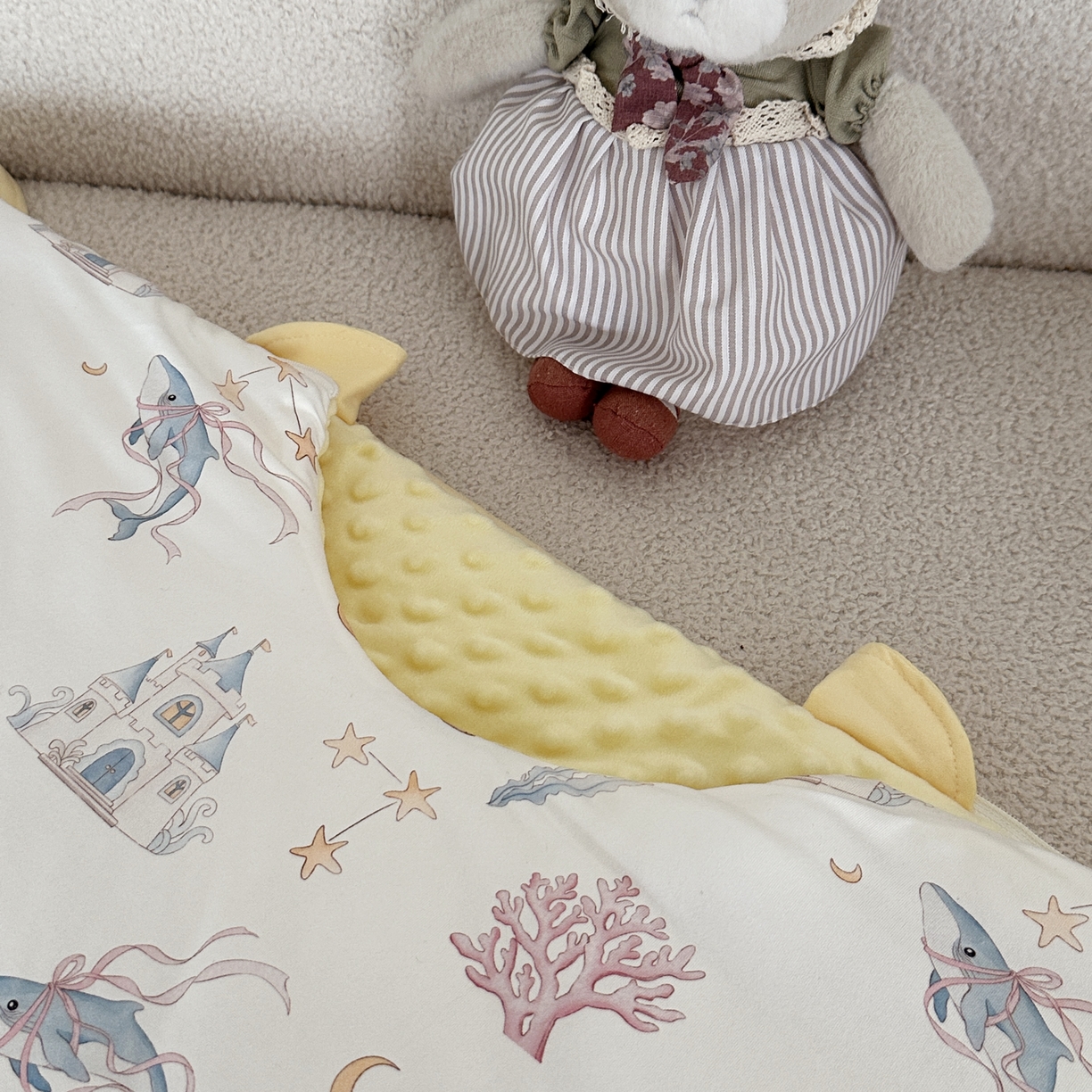 91家纺网 家纺一手货源 找家纺 小芽家居 2025新款儿童睡袋防踢被 深海熊游记