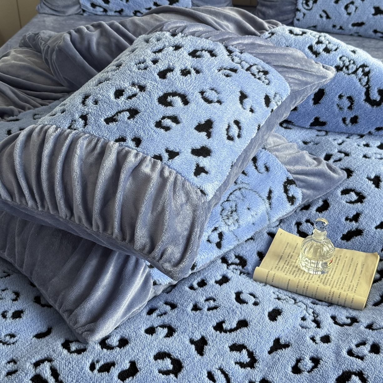 91家纺网 家纺一手货源 找家纺 新印象 2025新款法式阳离子绒保暖床盖四件套 斑豹蓝