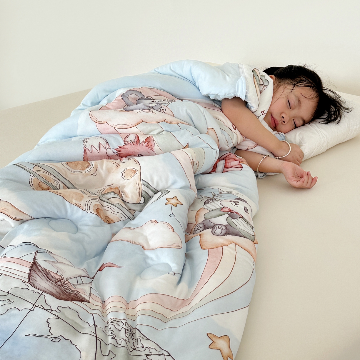 91家纺网 家纺一手货源 找家纺 小芽家居 2025新款儿童睡袋防踢被 环球旅行