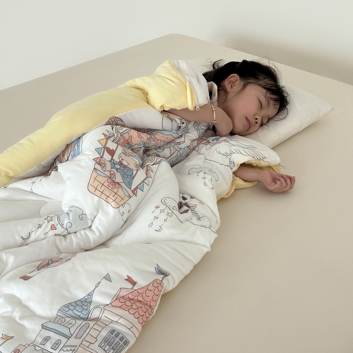 91家纺网 家纺一手货源 找家纺 小芽家居 2025新款儿童睡袋防踢被 欢乐城堡