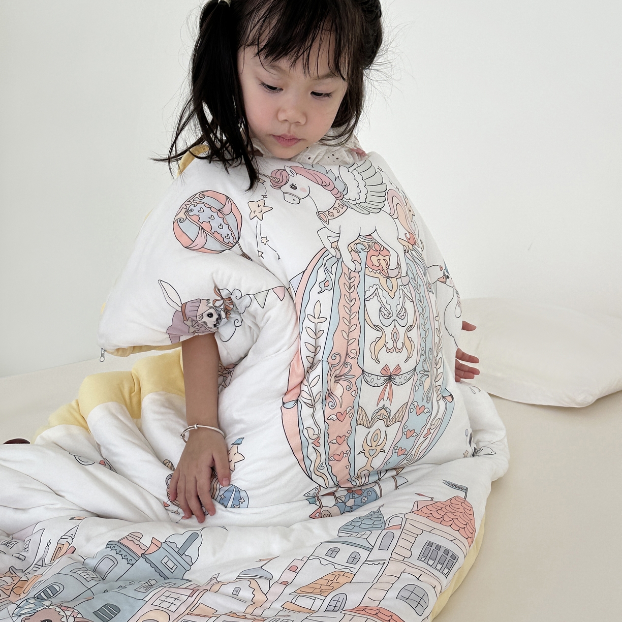 91家纺网 家纺一手货源 找家纺 小芽家居 2025新款儿童睡袋防踢被 欢乐城堡