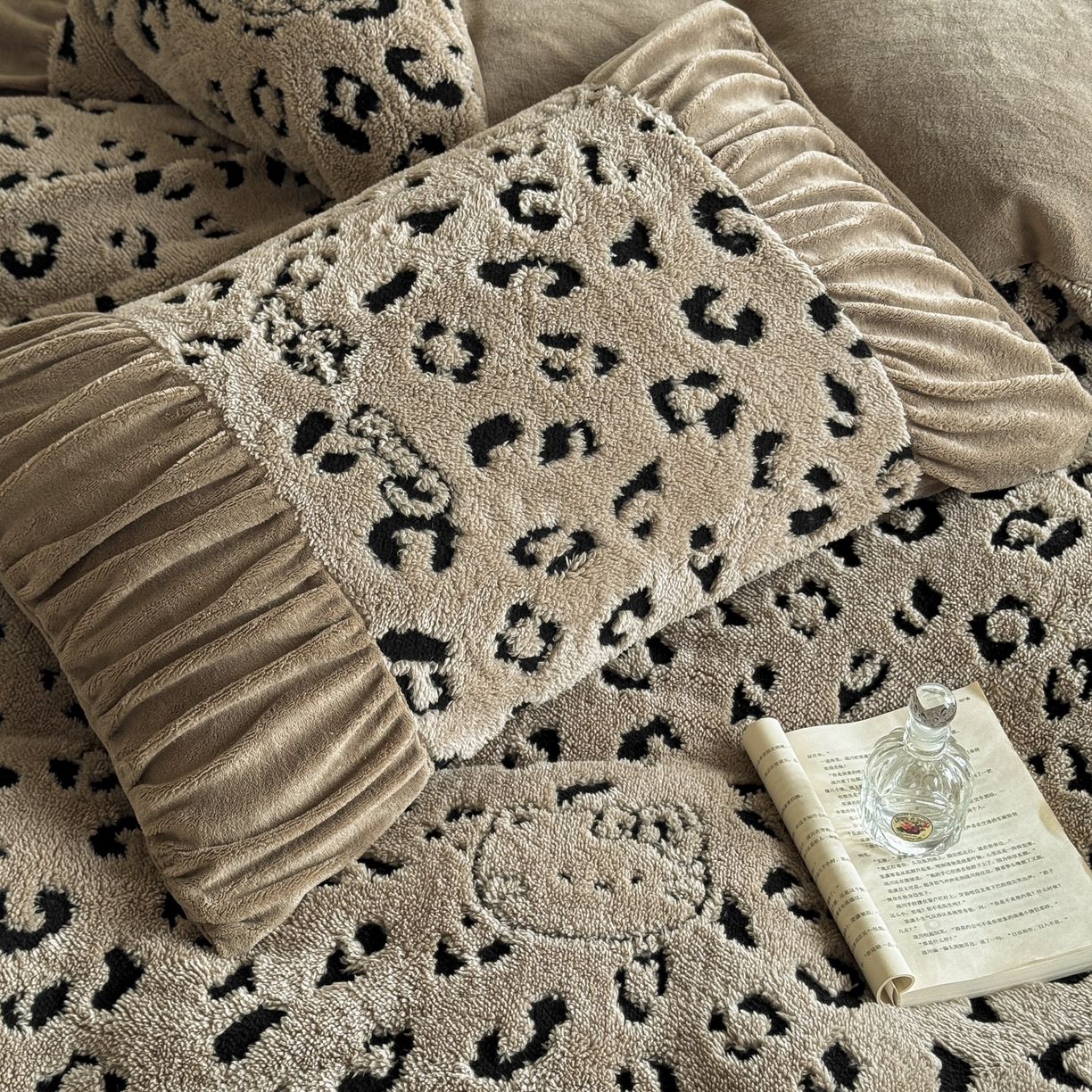 91家纺网 家纺一手货源 找家纺 新印象 2025新款法式阳离子绒保暖床盖四件套 斑豹驼