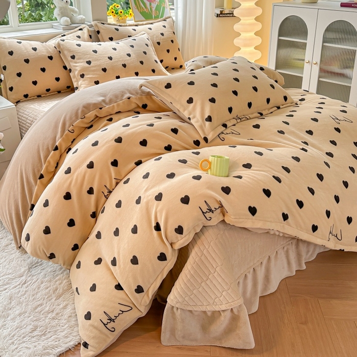 91家纺网 家纺一手货源 找家纺 梓之赫 2025新款保暖舒适牛奶绒印花夹棉床盖四件套 心愿