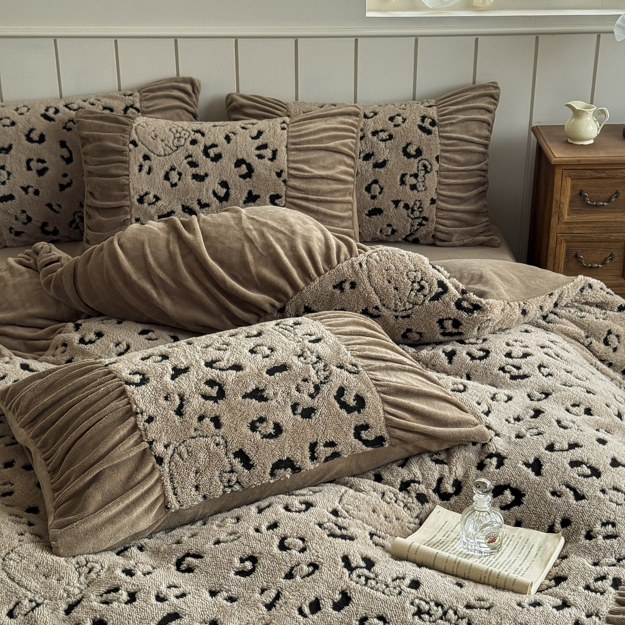 91家纺网 家纺一手货源 找家纺 新印象 2025新款法式阳离子绒保暖床盖四件套 斑豹驼