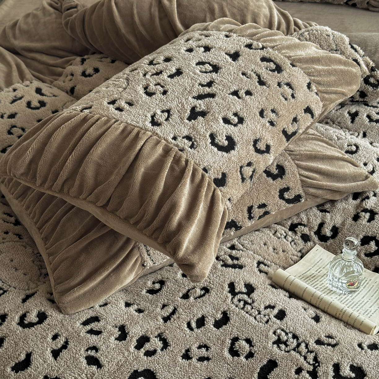 91家纺网 家纺一手货源 找家纺 新印象 2025新款法式阳离子绒保暖床盖四件套 斑豹驼