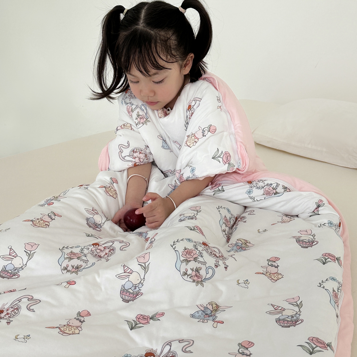 91家纺网 家纺一手货源 找家纺 小芽家居 2025新款儿童睡袋防踢被 萌兔游记