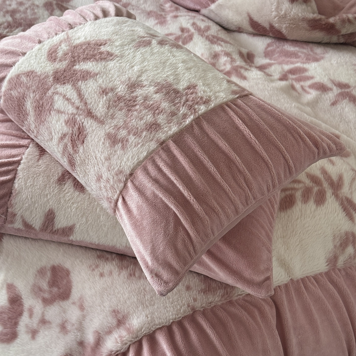 91家纺网 家纺一手货源 找家纺 新印象 2025新款复古法式兔毛绒保暖四件套 复古法式-奥丽莎