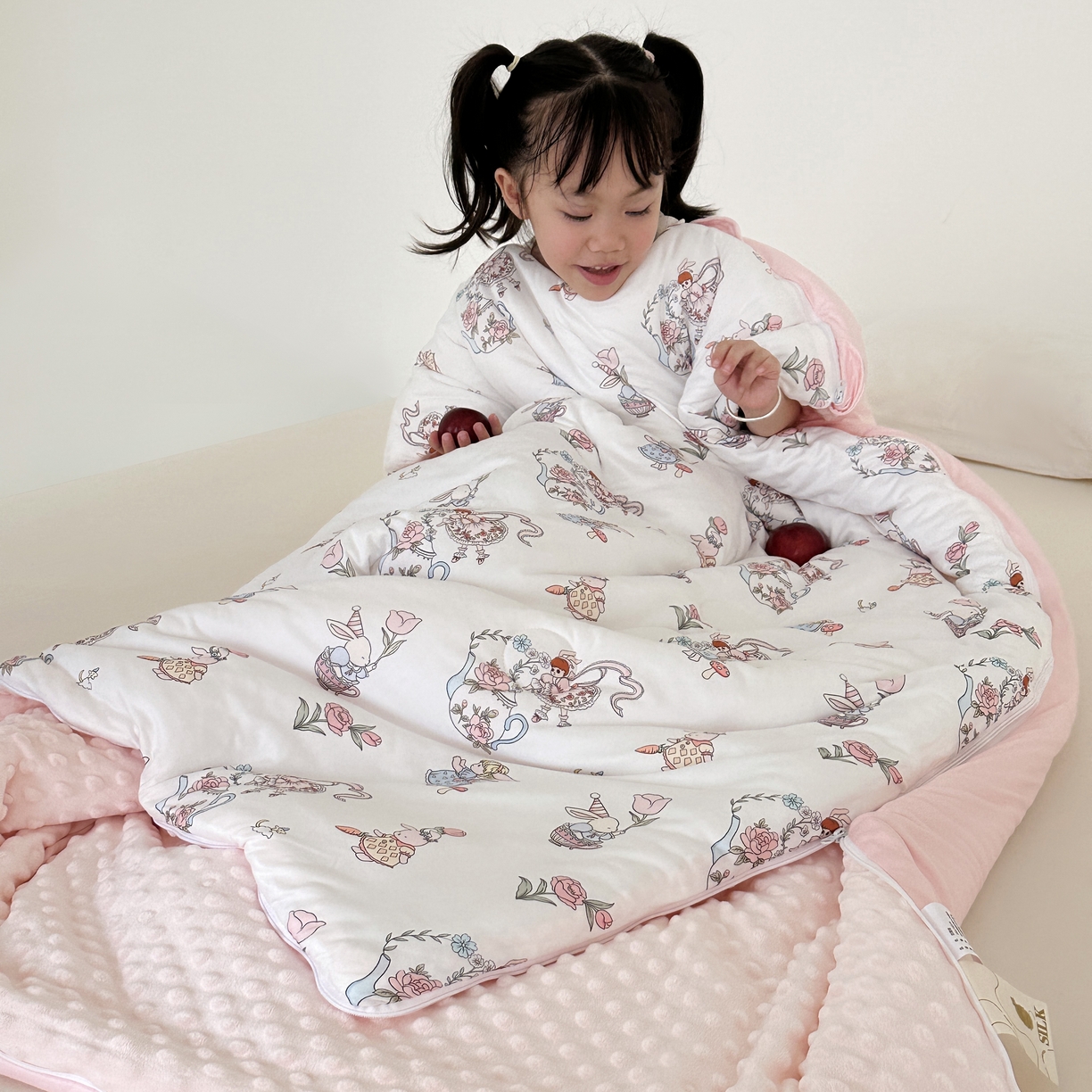 91家纺网 家纺一手货源 找家纺 小芽家居 2025新款儿童睡袋防踢被 萌兔游记