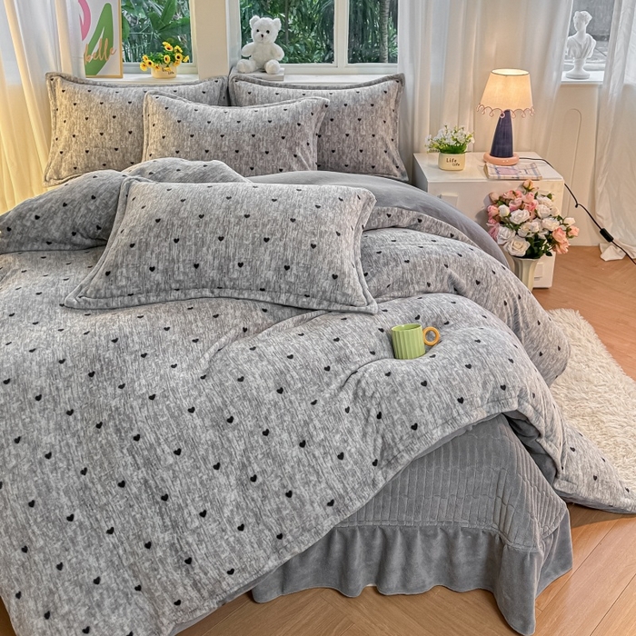 91家纺网 家纺一手货源 找家纺 梓之赫 2025新款保暖舒适牛奶绒印花夹棉床盖四件套 约定