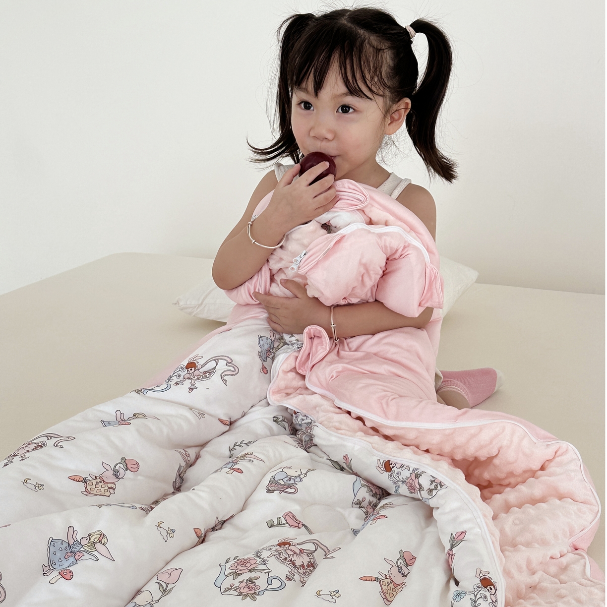 91家纺网 家纺一手货源 找家纺 小芽家居 2025新款儿童睡袋防踢被 萌兔游记