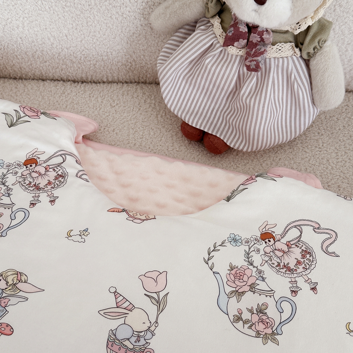 91家纺网 家纺一手货源 找家纺 小芽家居 2025新款儿童睡袋防踢被 萌兔游记