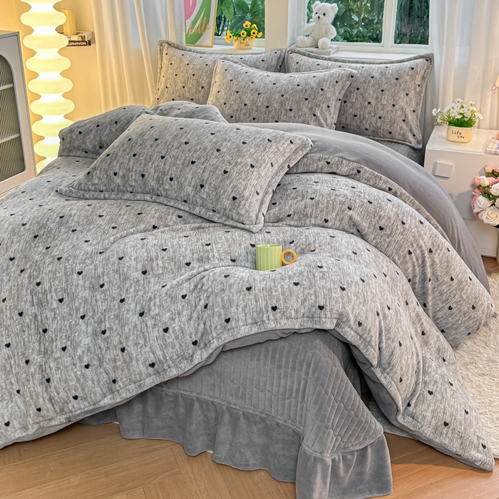 91家纺网 家纺一手货源 找家纺 梓之赫 2025新款保暖舒适牛奶绒印花夹棉床盖四件套 约定