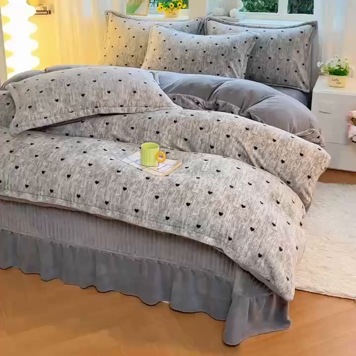 91家纺网 家纺一手货源 找家纺 梓之赫 2025新款保暖舒适牛奶绒印花夹棉床盖四件套 约定