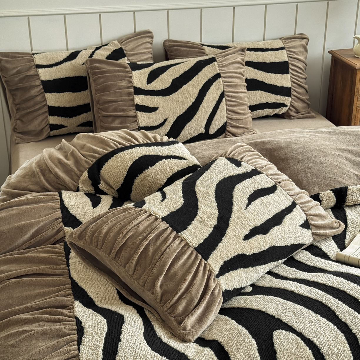 91家纺网 家纺一手货源 找家纺 新印象 2025新款法式阳离子绒保暖床盖四件套 斑马纹