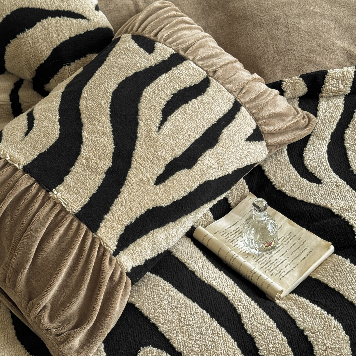 91家纺网 家纺一手货源 找家纺 新印象 2025新款法式阳离子绒保暖床盖四件套 斑马纹