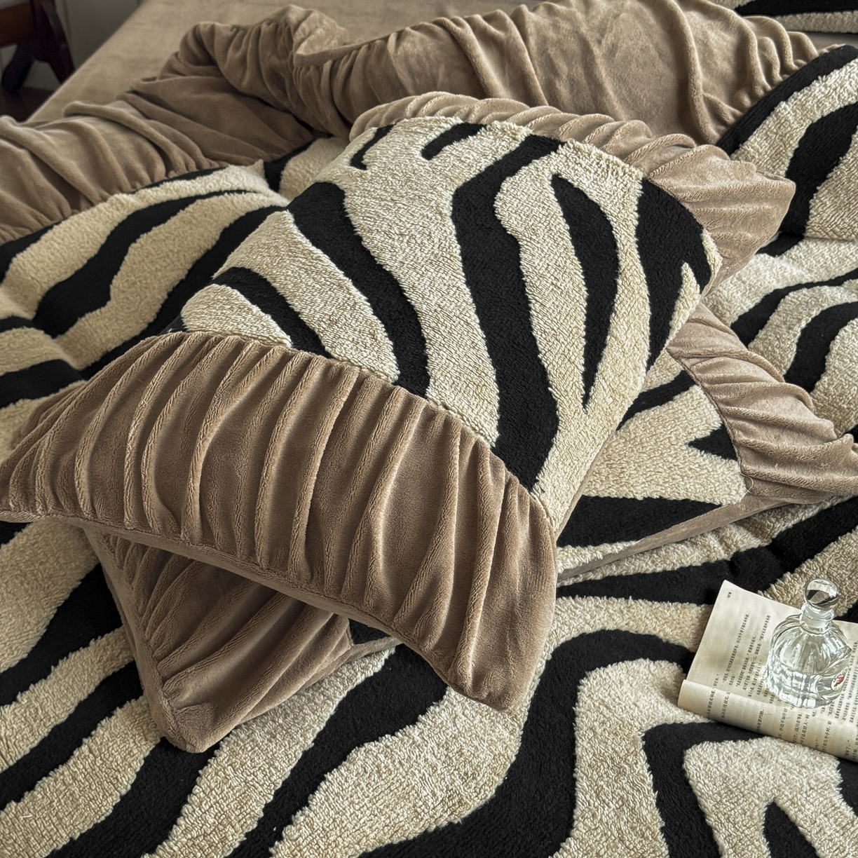 91家纺网 家纺一手货源 找家纺 新印象 2025新款法式阳离子绒保暖床盖四件套 斑马纹