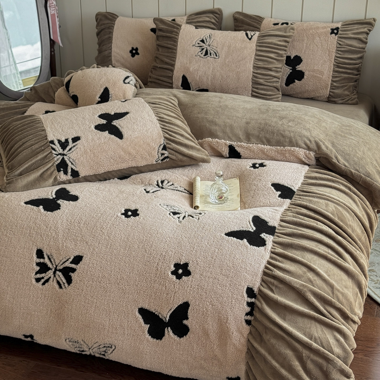 91家纺网 家纺一手货源 找家纺 新印象 2025新款法式阳离子绒保暖床盖四件套 蝶季