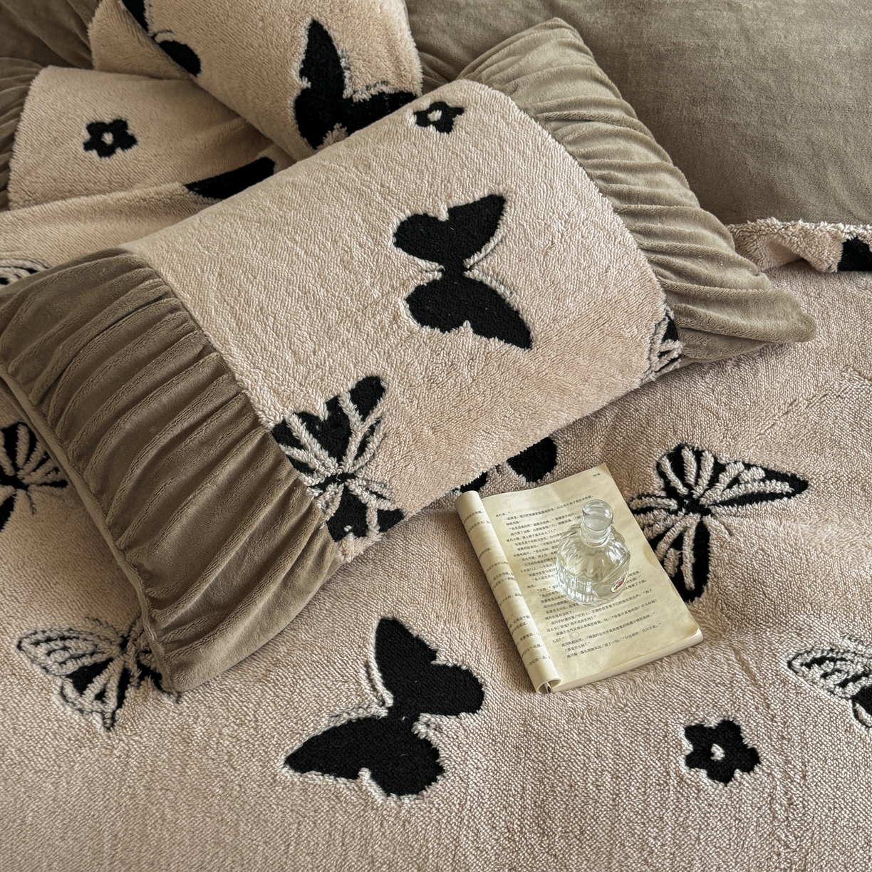 91家纺网 家纺一手货源 找家纺 新印象 2025新款法式阳离子绒保暖床盖四件套 蝶季