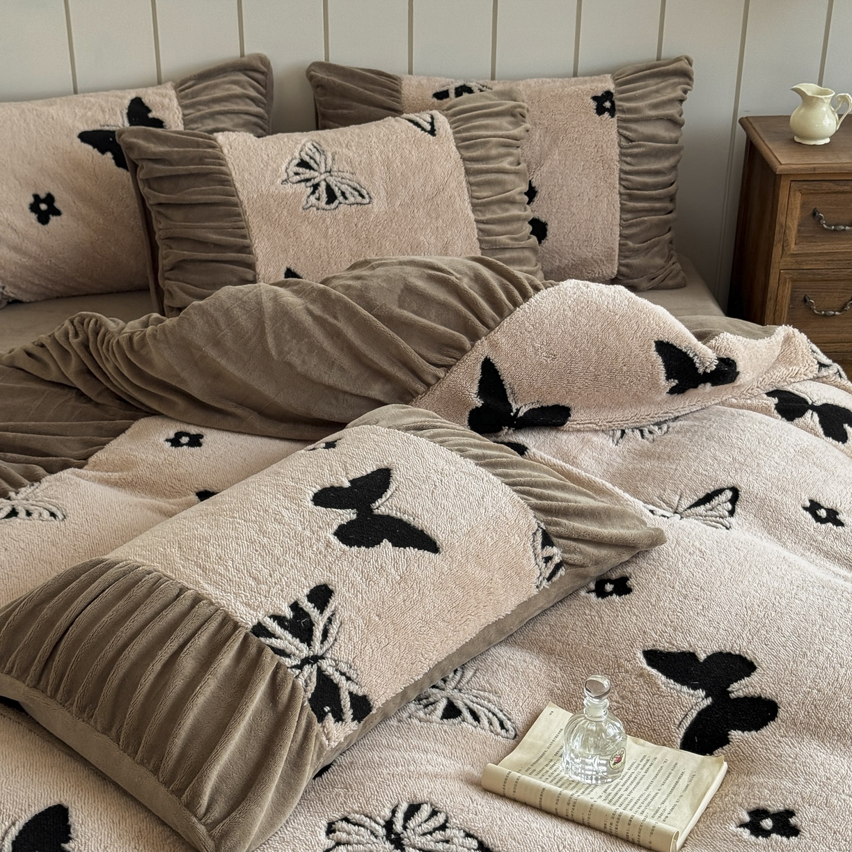 91家纺网 家纺一手货源 找家纺 新印象 2025新款法式阳离子绒保暖床盖四件套 蝶季