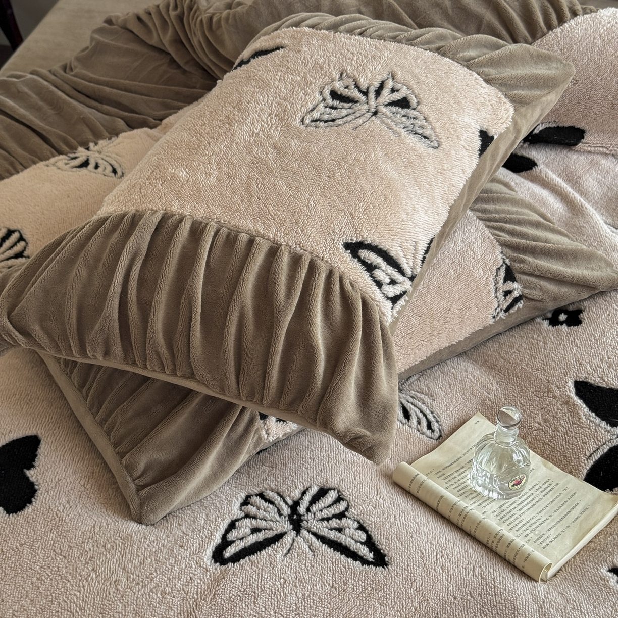 91家纺网 家纺一手货源 找家纺 新印象 2025新款法式阳离子绒保暖床盖四件套 蝶季