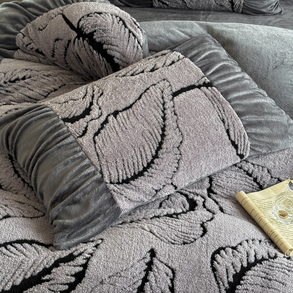 91家纺网 家纺一手货源 找家纺 新印象 2025新款法式阳离子绒保暖床盖四件套 樊林深灰