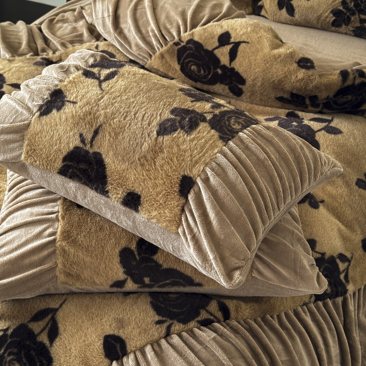 91家纺网 家纺一手货源 找家纺 新印象 2025新款复古法式兔毛绒保暖四件套 复古法式-黛茜