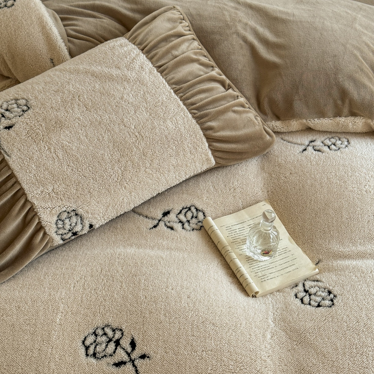 91家纺网 家纺一手货源 找家纺 新印象 2025新款法式阳离子绒保暖床盖四件套 赫本