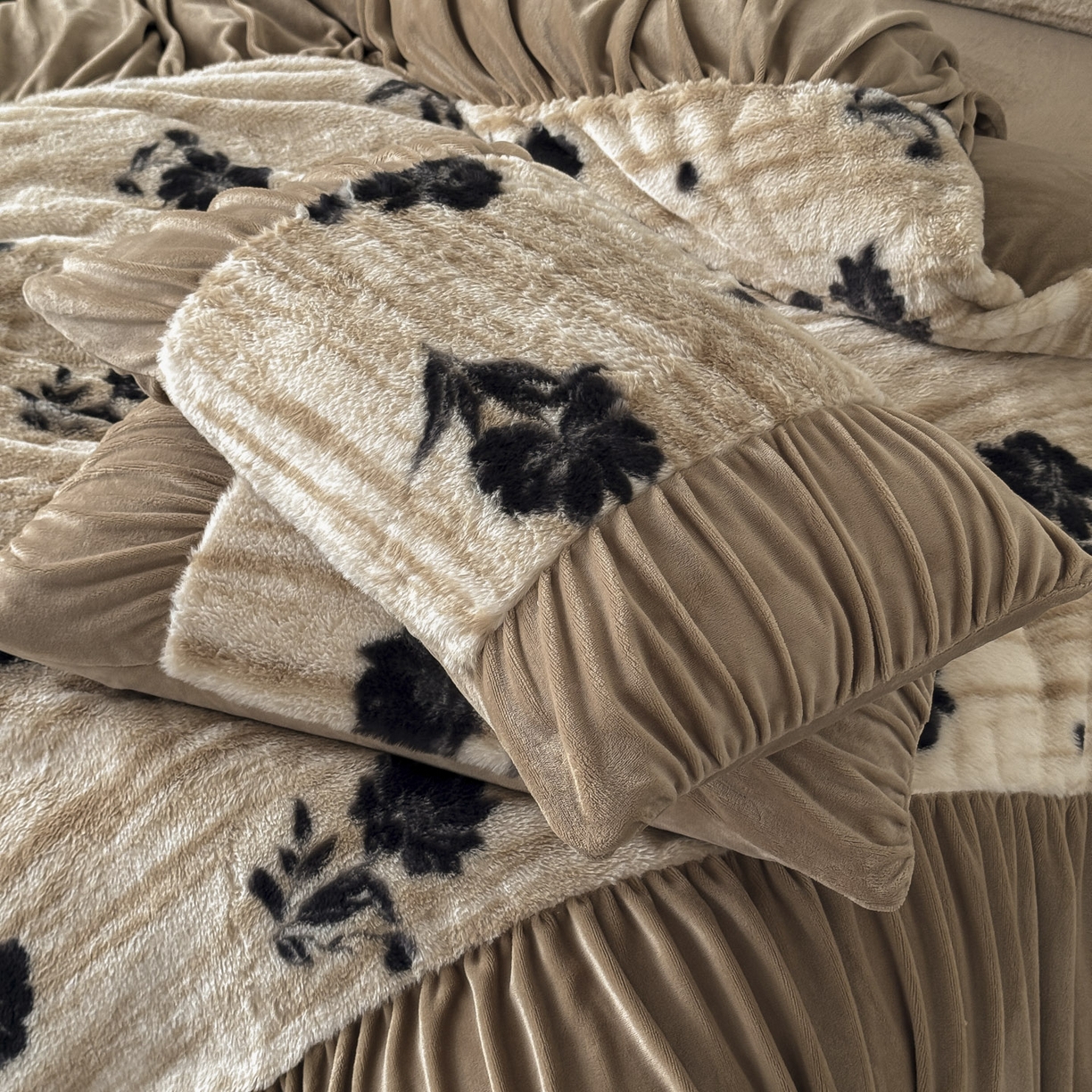 91家纺网 家纺一手货源 找家纺 新印象 2025新款复古法式兔毛绒保暖四件套 复古法式-蔓朵