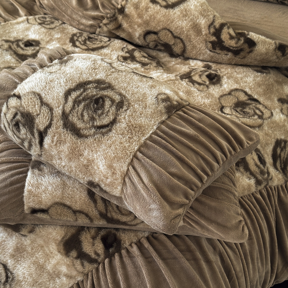 91家纺网 家纺一手货源 找家纺 新印象 2025新款复古法式兔毛绒保暖四件套 复古法式-梦露