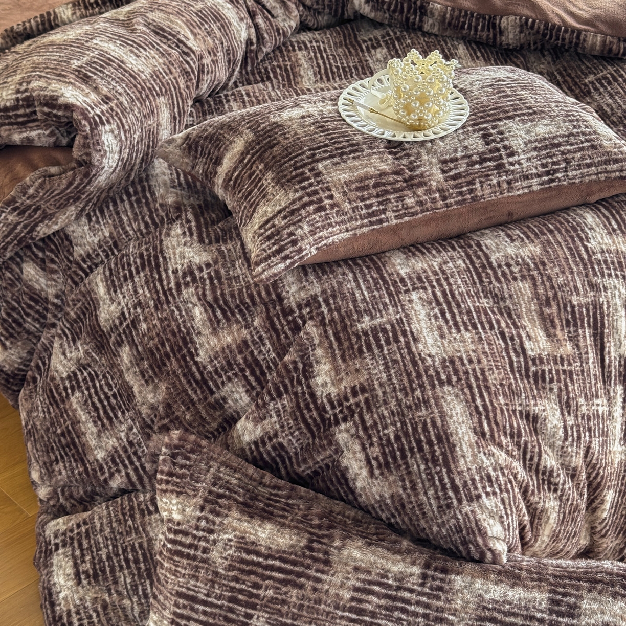 91家纺网 家纺一手货源 找家纺 新印象 2025新款美拉德系列兔毛绒保暖四件套 爱莎