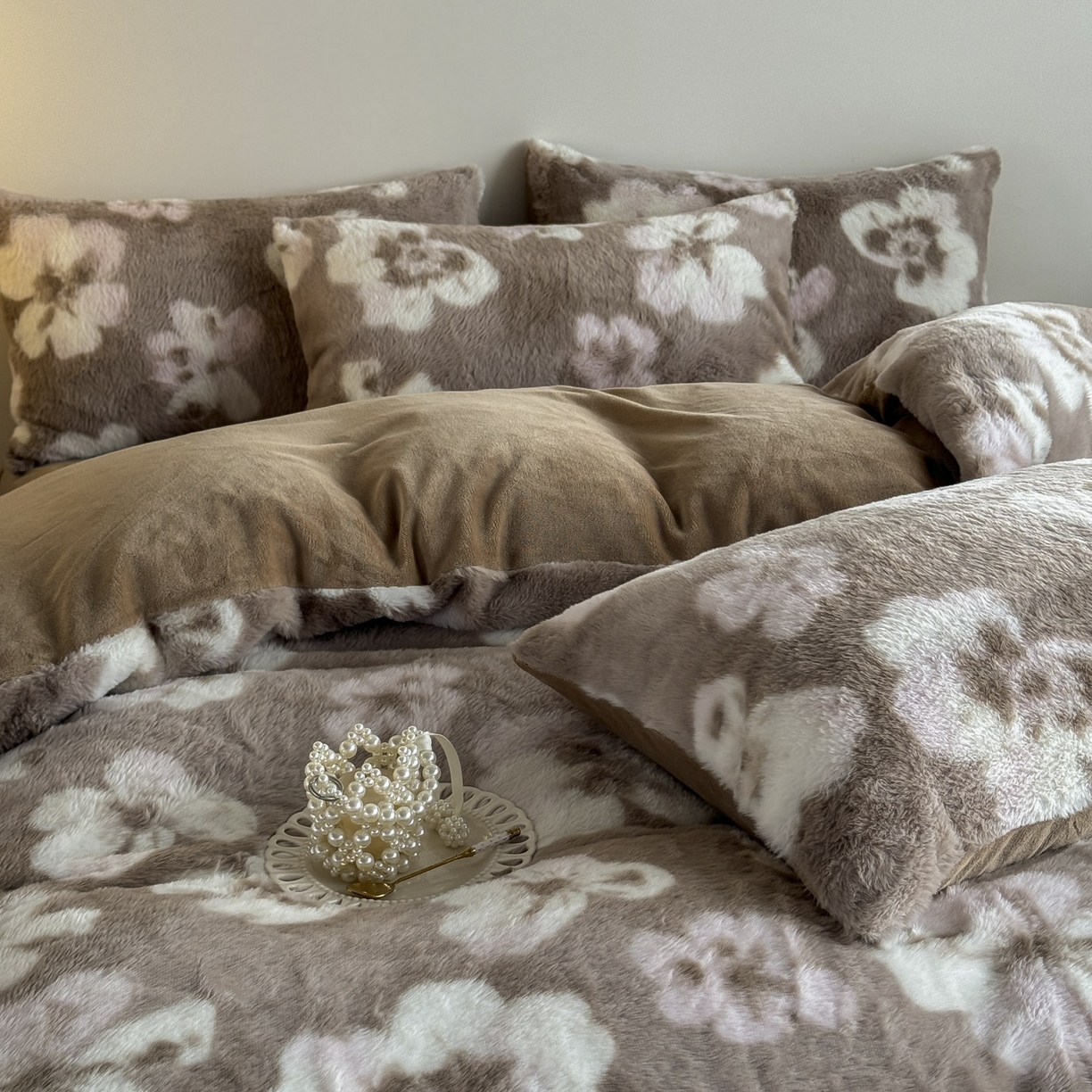 91家纺网 家纺一手货源 找家纺 新印象 2025新款美拉德系列兔毛绒保暖四件套 浅栀