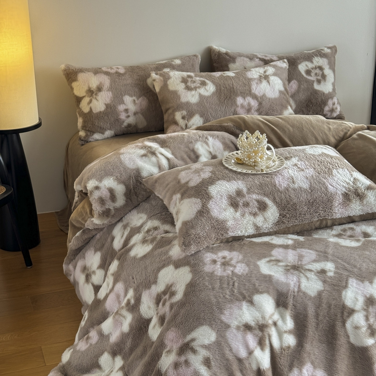 91家纺网 家纺一手货源 找家纺 新印象 2025新款美拉德系列兔毛绒保暖四件套 浅栀