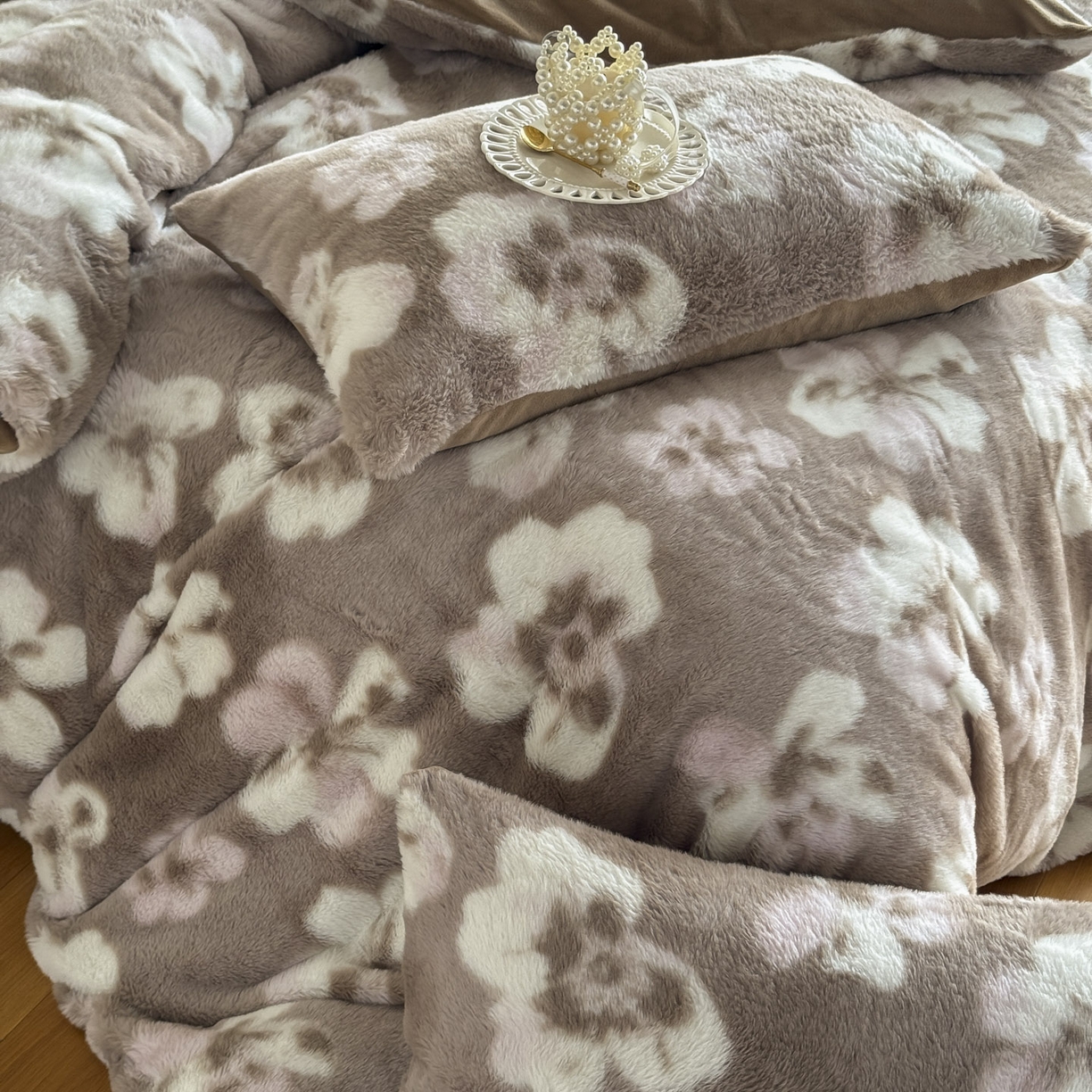 91家纺网 家纺一手货源 找家纺 新印象 2025新款美拉德系列兔毛绒保暖四件套 浅栀